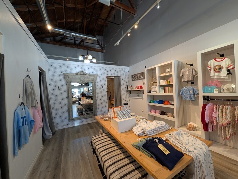 677 Laurel St, San Carlos, CA à louer - Photo intérieure – Image 3 sur 4