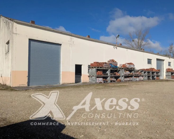 Local d’activités dans Mézériat à louer - Photo de l’immeuble – Image 2 sur 3