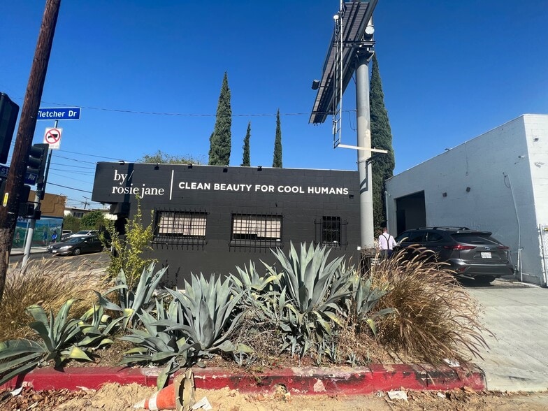 3351 Fletcher Dr, Los Angeles, CA à louer - Photo de l’immeuble – Image 2 sur 13
