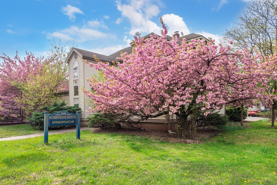 586 E Main St, Bridgewater, NJ à vendre - Photo de l’immeuble – Image 3 sur 25