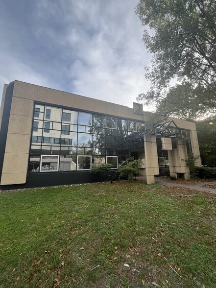 9 Avenue Léonard De Vinci, Pessac à louer - Photo de l’immeuble – Image 1 sur 10