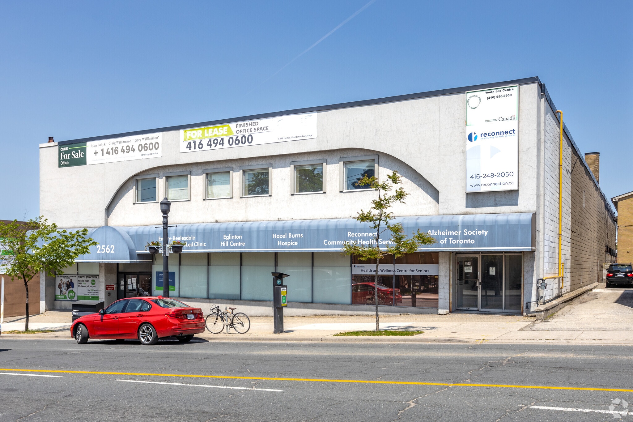 2562 Eglinton Ave W, Toronto, ON à vendre Photo principale– Image 1 sur 3