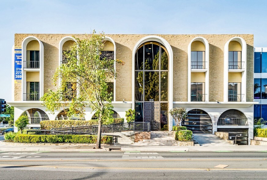 615 W Civic Center Dr, Santa Ana, CA à louer - Photo de l’immeuble – Image 1 sur 14