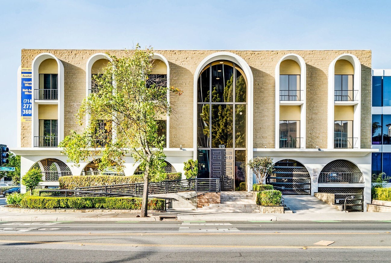 615 W Civic Center Dr, Santa Ana, CA à louer Photo de l’immeuble– Image 1 sur 15