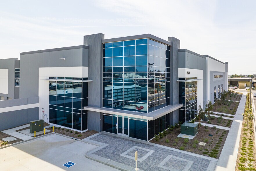 15551 Boyle Ave, Fontana, CA à louer - Photo principale – Image 1 sur 11