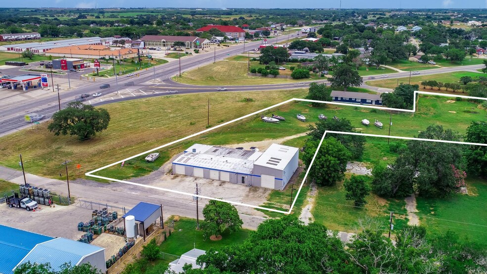 1610 E St, Floresville, TX à vendre - Photo de l’immeuble – Image 2 sur 12