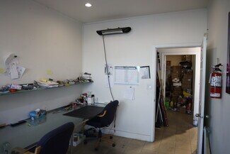 Plus de détails pour 13045 84th Ave, Surrey, BC - Industriel/Logistique à vendre