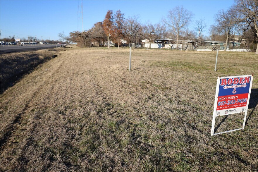 4204 N Main St, Joshua, TX à vendre - Photo de l’immeuble – Image 1 sur 4