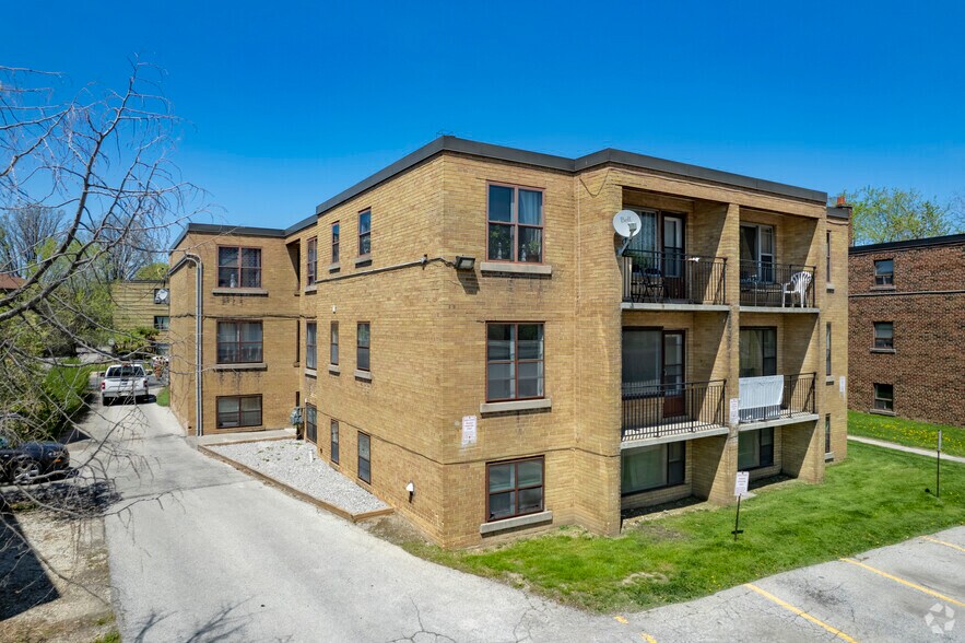 27 Hotspur Rd, Toronto, ON à vendre - Photo principale – Image 1 sur 22