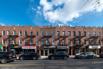 2313 Steinway St, Astoria, NY à louer Photo de l’immeuble– Image 1 sur 4