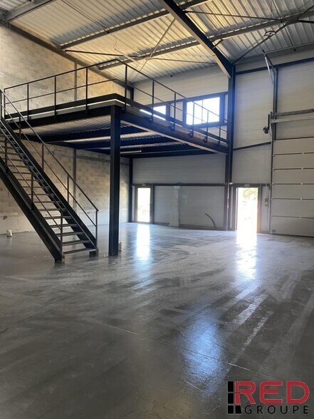 Industriel/Logistique dans Signes à vendre - Photo de l’immeuble – Image 2 sur 5