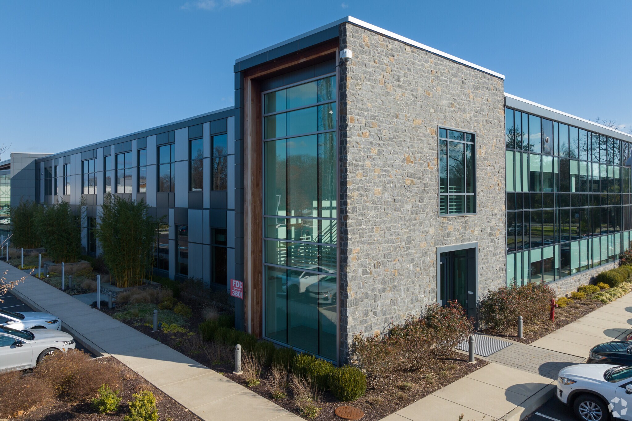 3801 West Chester Pike, Newtown Square, PA à louer Photo principale– Image 1 sur 15