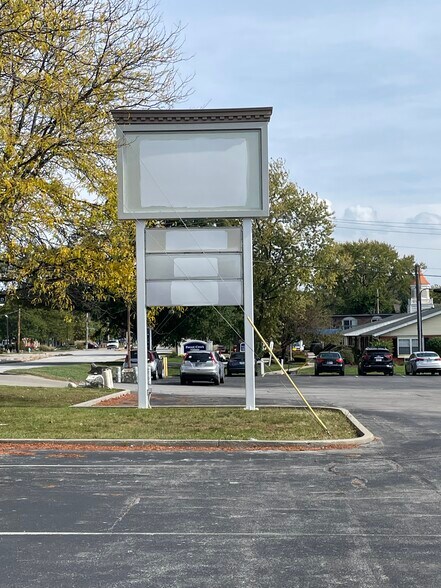 505 E Thompson Rd, Indianapolis, IN à louer - Photo de l’immeuble – Image 3 sur 5