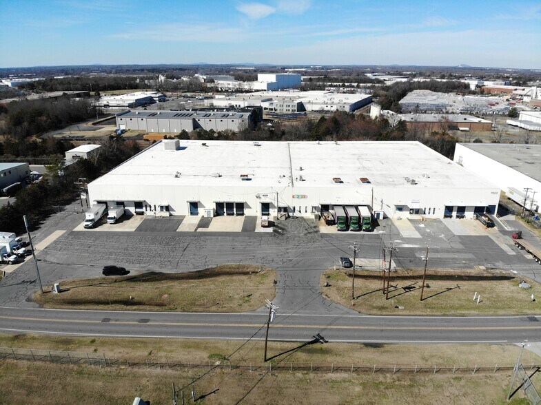 11520 Granite St, Charlotte, NC à louer - Photo de l’immeuble – Image 2 sur 3
