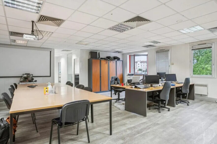 213 Rue De Gerland, Lyon à louer - Photo de l’immeuble – Image 3 sur 11