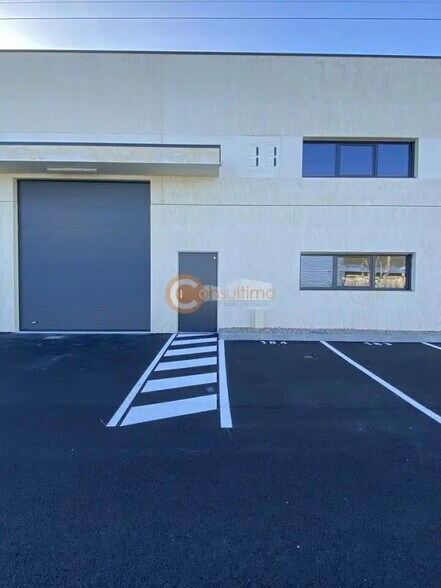 Local d’activités dans Mios à louer - Photo de l’immeuble – Image 2 sur 11