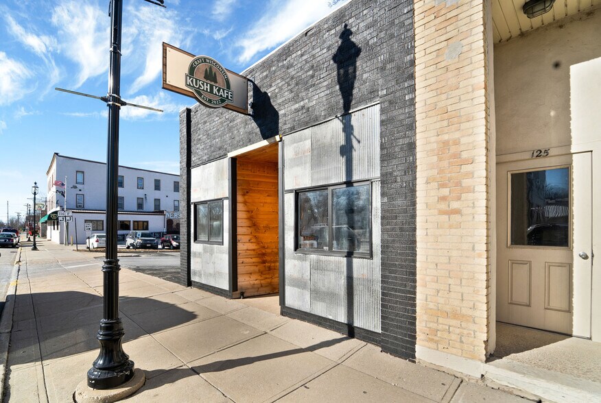 127 W Main St, Omro, WI à vendre - Photo de l’immeuble – Image 2 sur 26