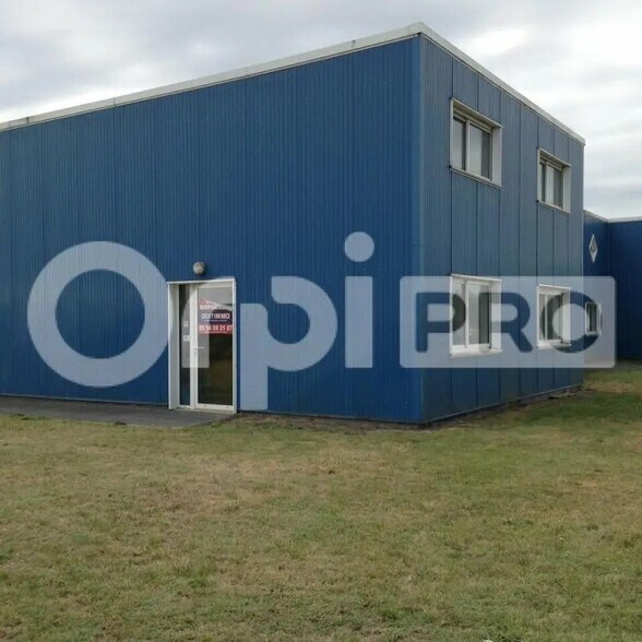 Local d’activités dans SAINT-JEAN-D'ILLAC à louer - Photo de l’immeuble – Image 1 sur 9