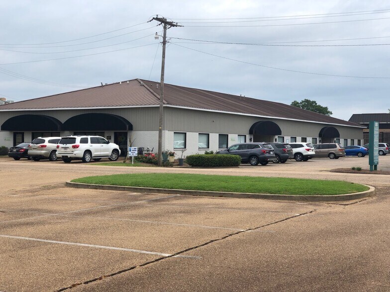 1050 N Flowood Dr, Flowood, MS à louer - Photo de l’immeuble – Image 3 sur 7