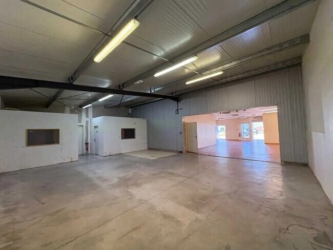 Plus de détails pour Local d'activités à louer