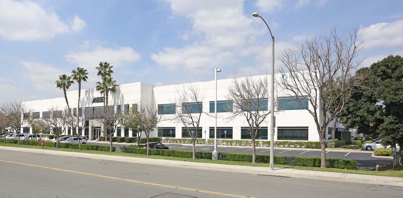5055 E Landon Dr, Anaheim, CA à louer Photo de l’immeuble– Image 1 sur 4