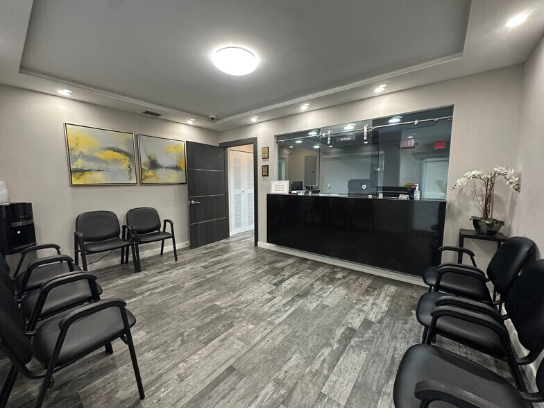 2482 SW 27th Ter, Miami, FL à vendre - Photo intérieure – Image 2 sur 8