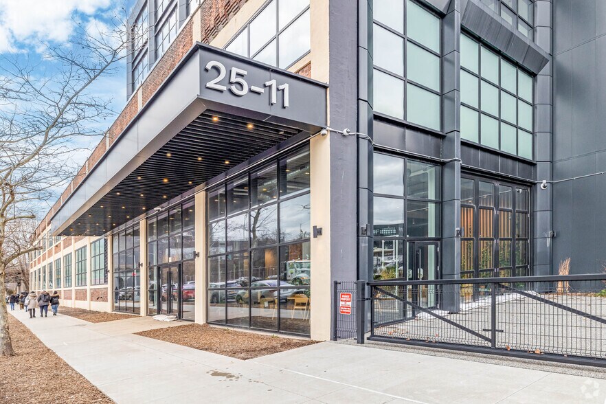 25- 11 49th Ave, Long Island City, NY à louer - Photo de l’immeuble – Image 3 sur 6
