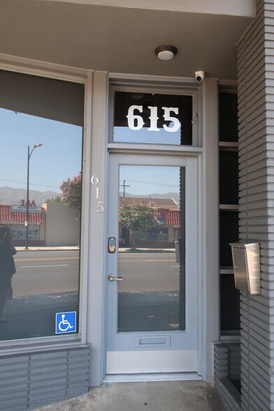 615 S Victory Blvd, Burbank, CA à louer - Photo de l’immeuble – Image 2 sur 6
