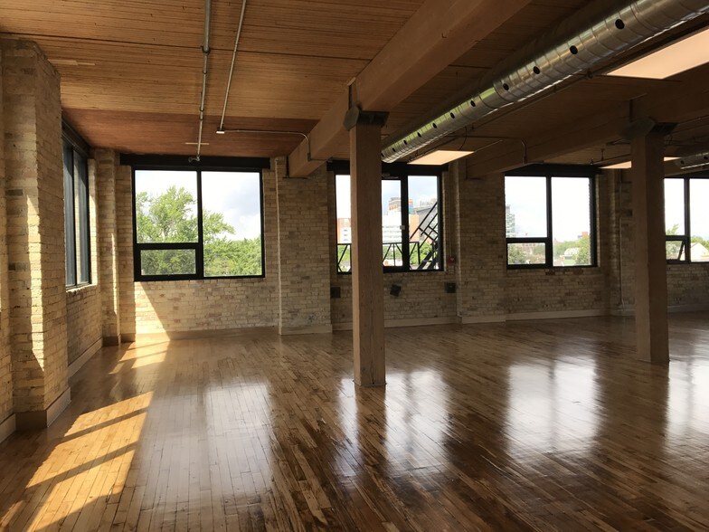 310 Spadina Ave, Toronto, ON à louer - Photo intérieure – Image 2 sur 6