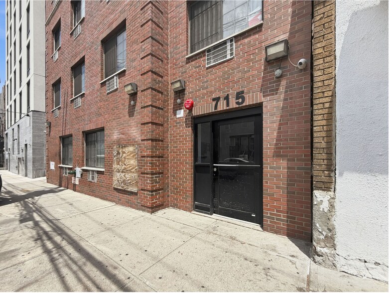 715 E 214th St, Bronx, NY à vendre - Photo de l’immeuble – Image 3 sur 9