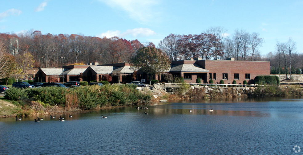 3-9 Park Lawn Dr, Bethel, CT à louer - Photo principale – Image 1 sur 2