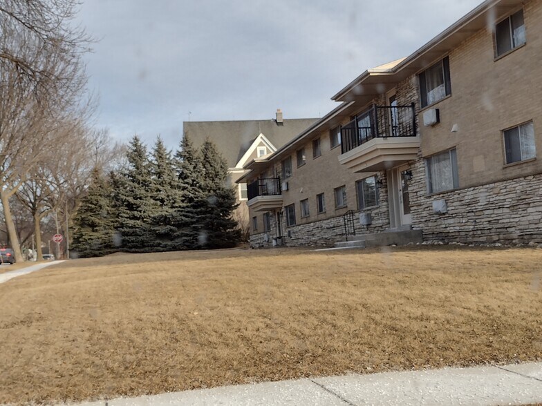 319-323 W Bolivar St, Milwaukee, WI à vendre - Photo de l’immeuble – Image 3 sur 18
