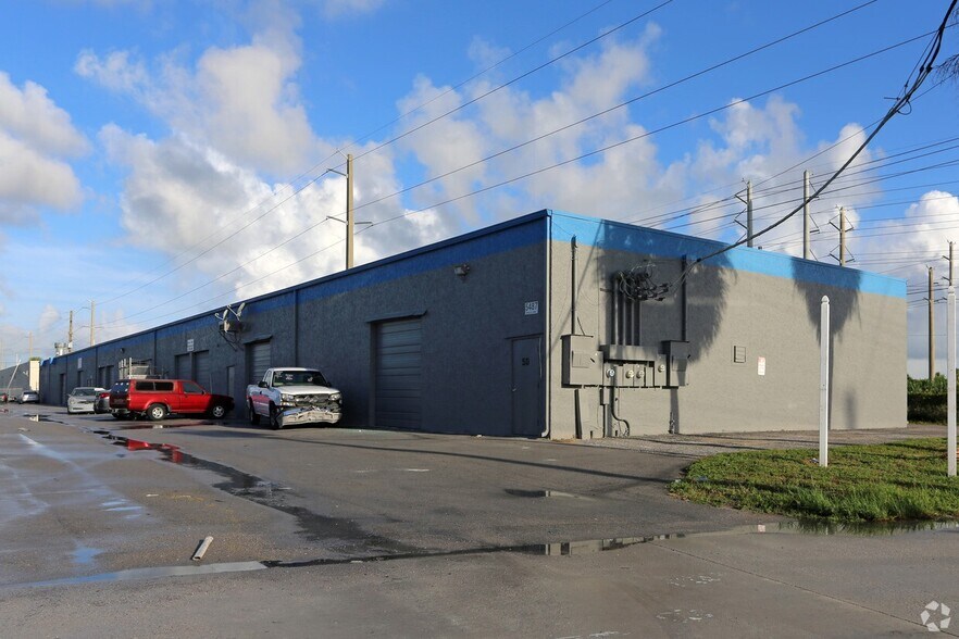 5449 Maule Way, Mangonia Park, FL à louer - Photo de l’immeuble – Image 2 sur 11