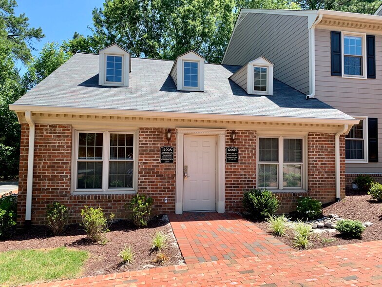 1829 E Franklin St, Chapel Hill, NC à louer - Photo de l’immeuble – Image 2 sur 4