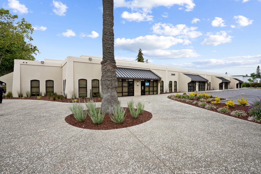 2065 Martin Ave, Santa Clara, CA à louer - Photo de l’immeuble – Image 1 sur 6