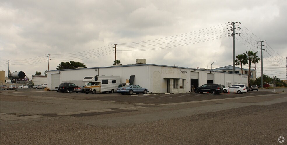 1329-1335 E Warner Ave, Santa Ana, CA à louer - Photo de l’immeuble – Image 2 sur 7