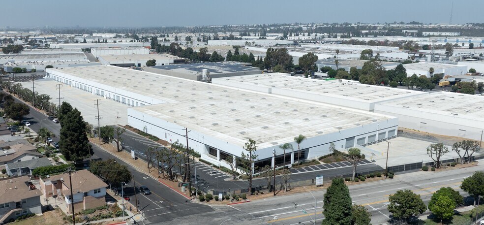 2751 E Dominguez St, Long Beach, CA à louer - Photo de l’immeuble – Image 1 sur 4