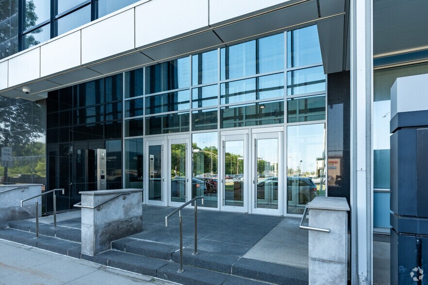 2505 Boul Laurier, Québec, QC à louer - Photo de l’immeuble – Image 2 sur 4
