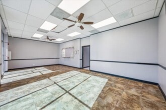 1001-1023 S Broadway St, La Porte, TX à louer Photo intérieure– Image 1 sur 14
