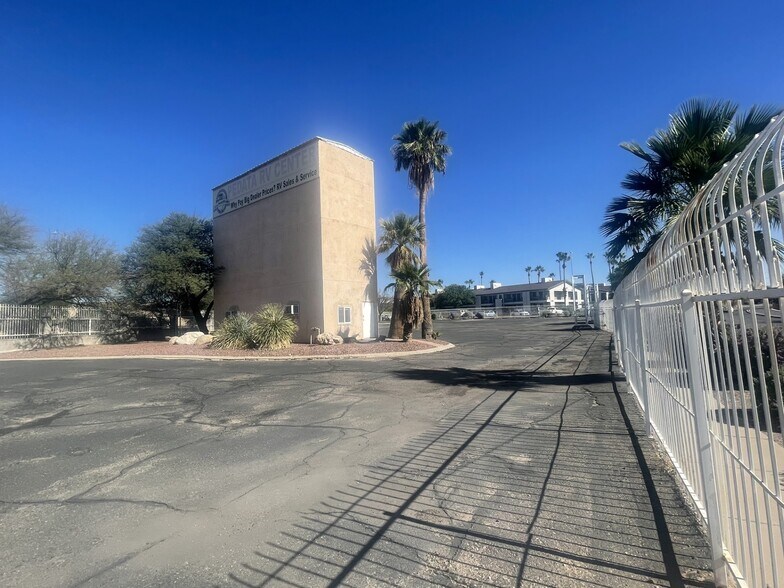 4933 S Outlet Center Dr, Tucson, AZ à vendre - Photo de l’immeuble – Image 3 sur 9