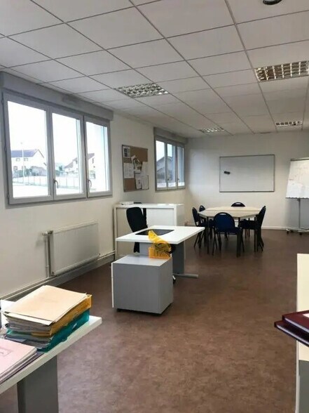 Local d’activités dans Montceau-les-Mines à louer - Photo de l’immeuble – Image 2 sur 3