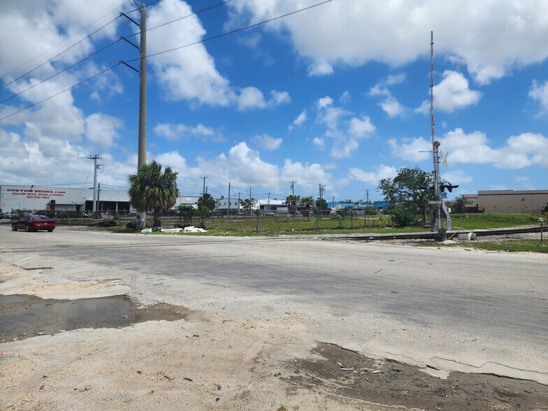 6411 NW 35th Ave, Miami, FL à louer - Photo de l’immeuble – Image 3 sur 4