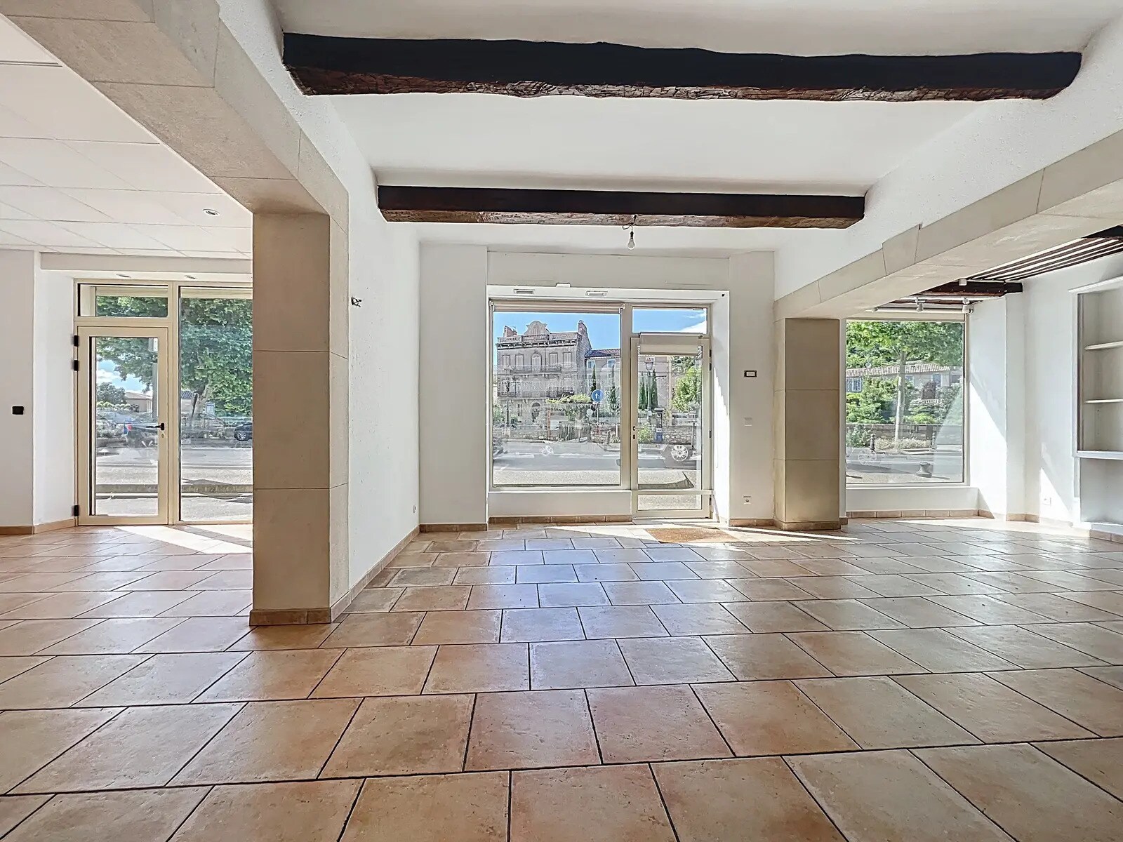 Local commercial dans Apt à louer Photo de l’immeuble– Image 1 sur 12