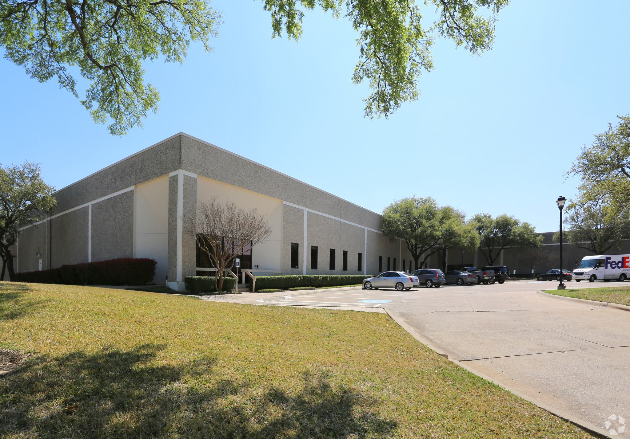 1720-1750 Hurd Dr, Irving, TX à louer Photo de l’immeuble– Image 1 sur 14