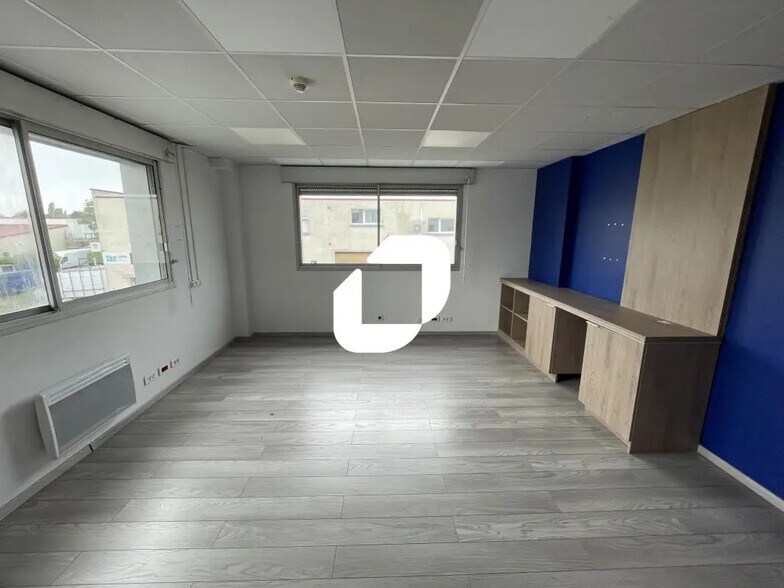 Bureau dans Le Plessis-Trévise à louer - Photo de l’immeuble – Image 1 sur 11