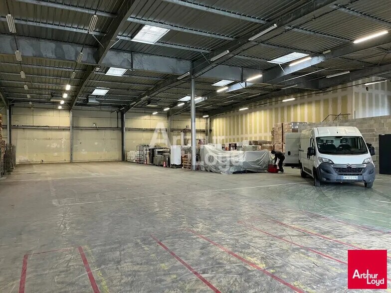 Local d’activités dans SAINT-BARTHELEMY-D'ANJOU à louer - Photo de l’immeuble – Image 1 sur 2