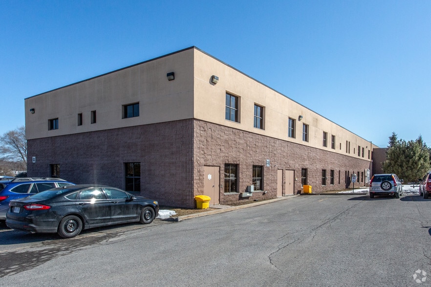 232 Herzberg Rd, Ottawa, ON à louer - Photo de l’immeuble – Image 3 sur 3