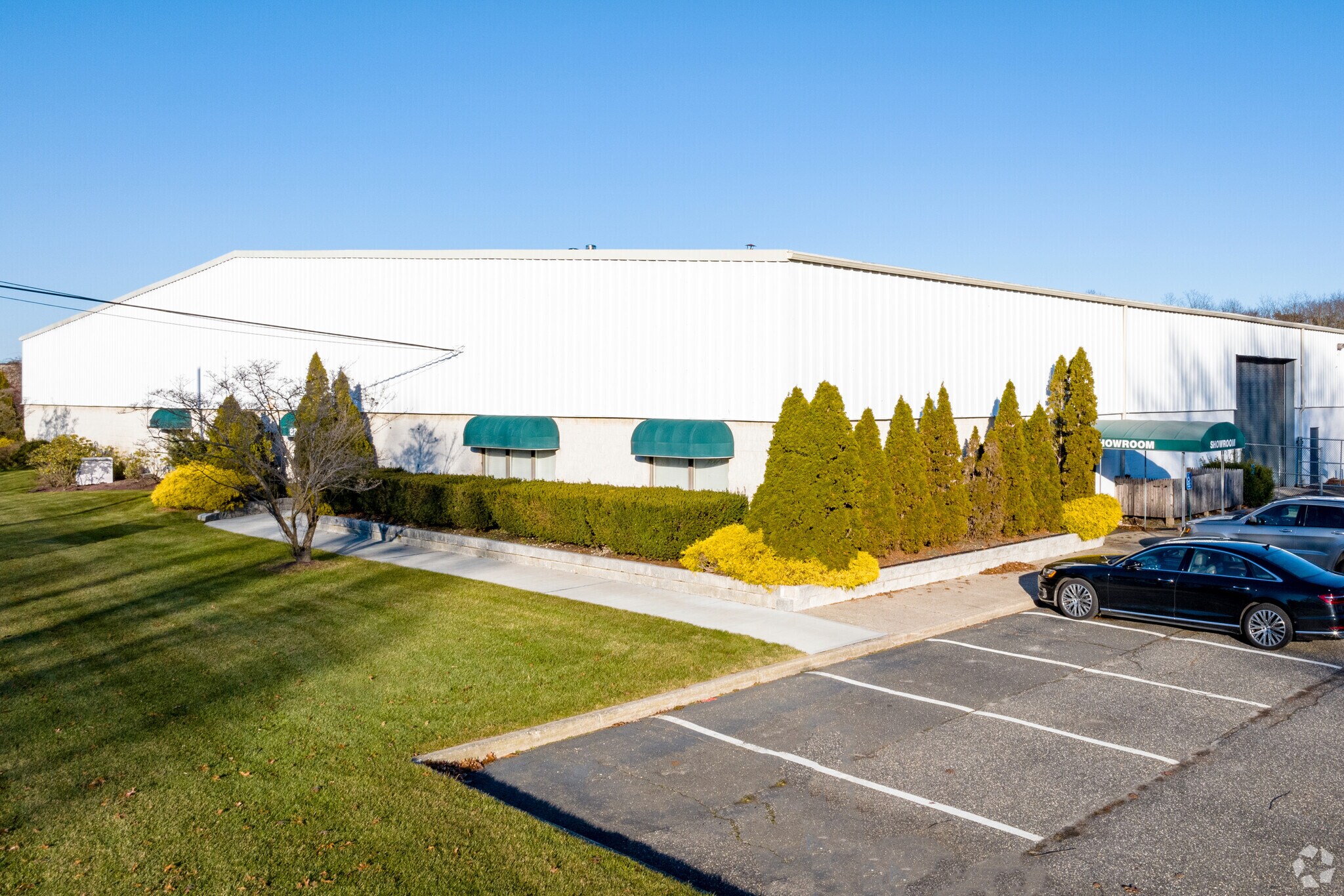 885 Waverly Ave, Holtsville, NY à louer Photo principale– Image 1 sur 11