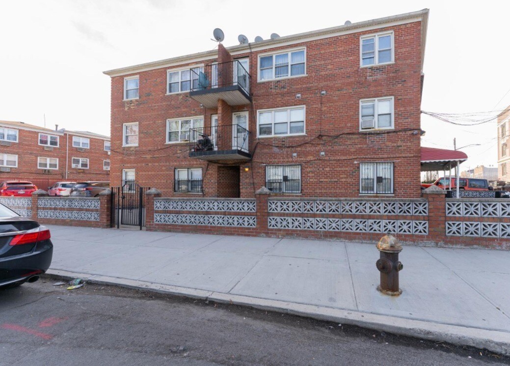 7962 68th Ave, Middle Village, NY à vendre Photo de l’immeuble– Image 1 sur 27