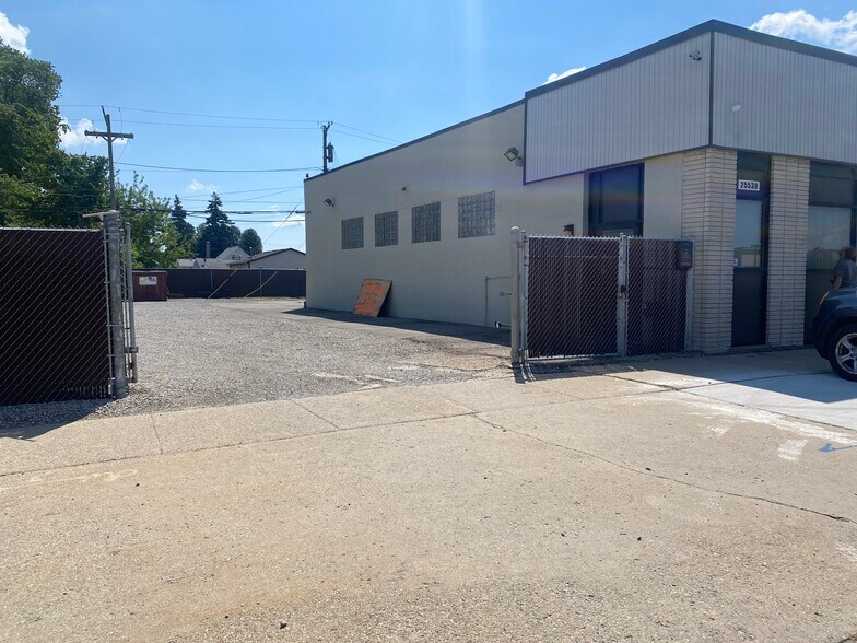 25530 Schoenherr Rd, Warren, MI à louer - Photo de l’immeuble – Image 2 sur 8